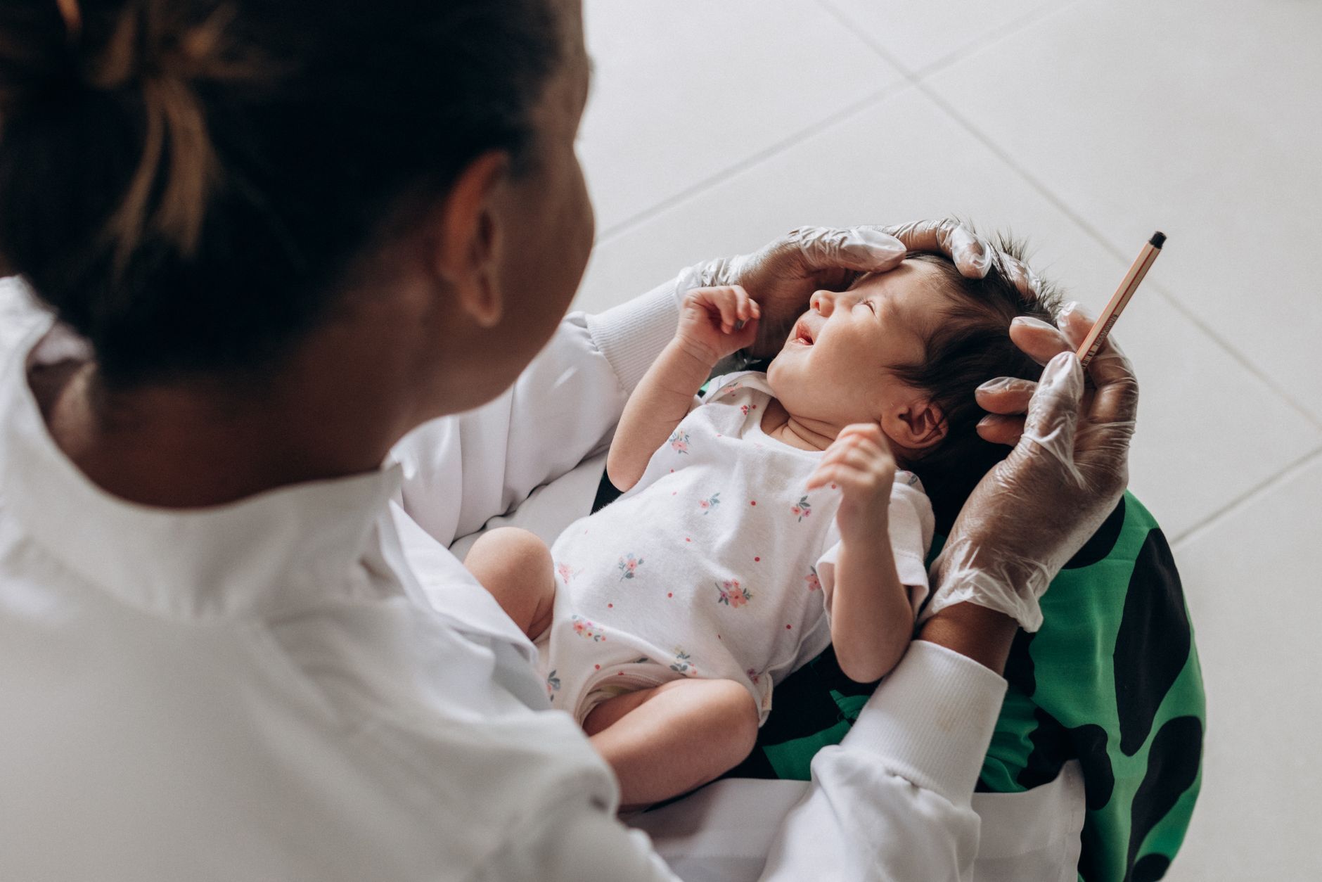 Bebê no colo após vacinação, com cuidados para febre após vacina bebê