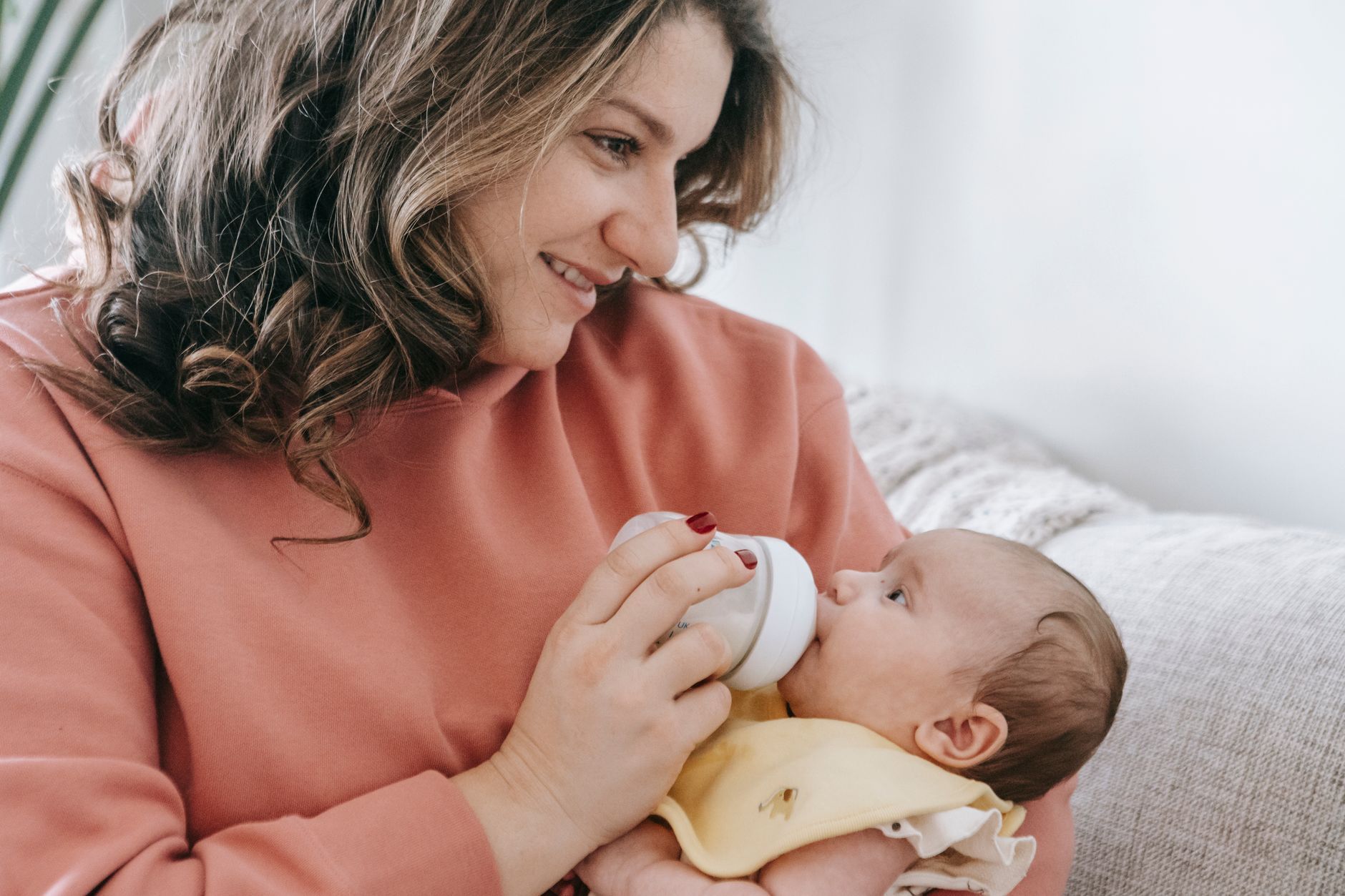Mãe oferecendo comida ao bebê durante a introdução alimentar