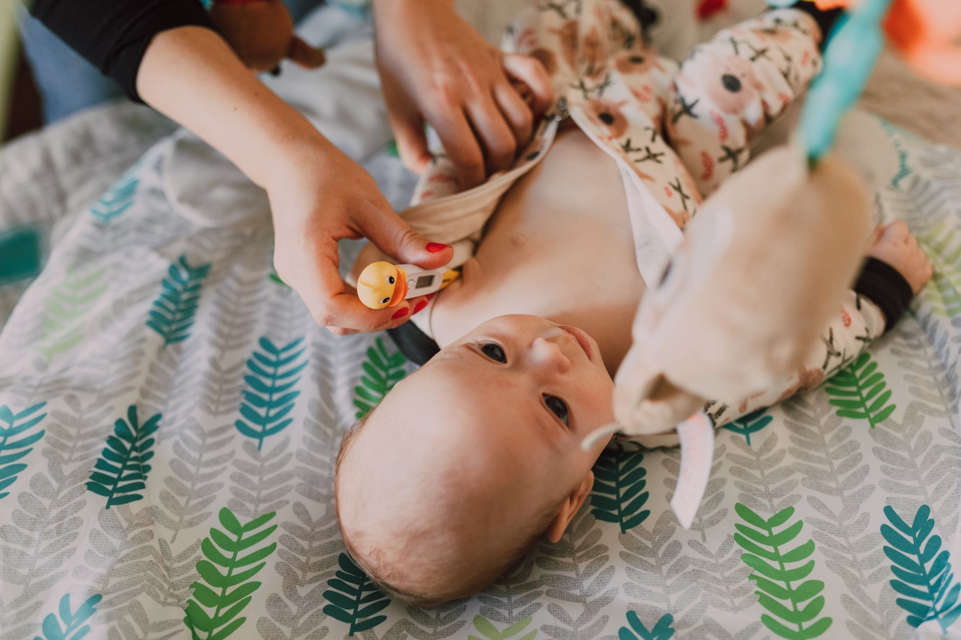 Mãe checando a orelha do bebê com sinais de otite no bebe