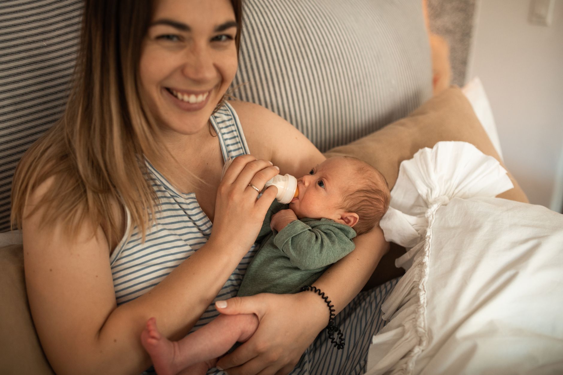 Mãe com recém-nascido no colo durante a primeira consulta do recém-nascido